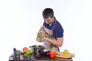 料理する男性